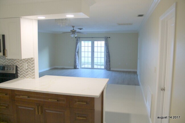 Building Photo - Charming 3 bedroom 2 bath in North Clearwa...