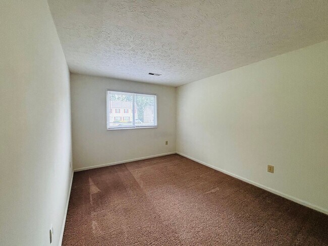 Building Photo - 4 Bedroom 2.5 Bath Townhouse