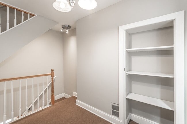 Building Photo - Three Bedroom Home in Graduate Hospital