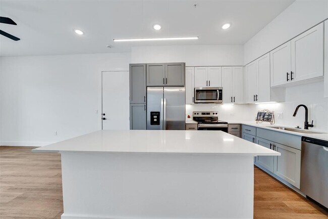 Building Photo - 1601 Mustang Dr