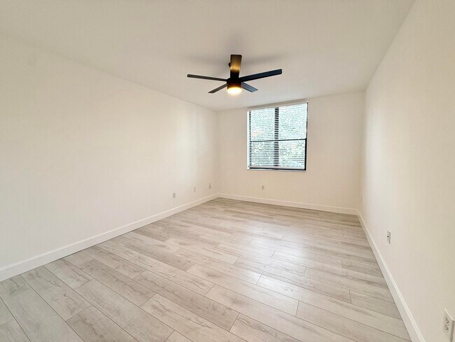 Building Photo - 630 S Sapodilla Ave