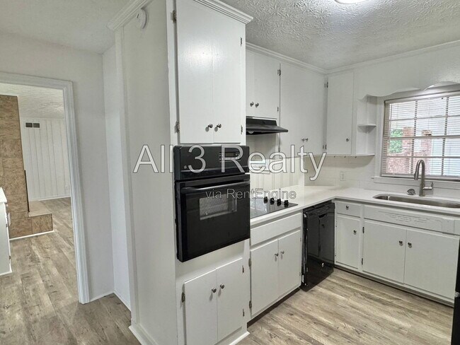 Building Photo - 2557 Woodley Rd