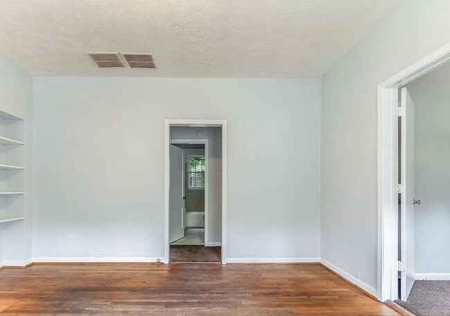 Building Photo - 3bd/2ba in the Heart of Oakland City and M...