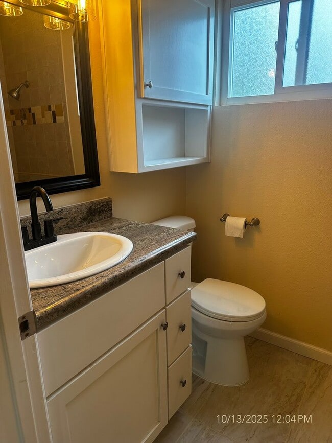 Building Photo - 2 Bedroom Condo