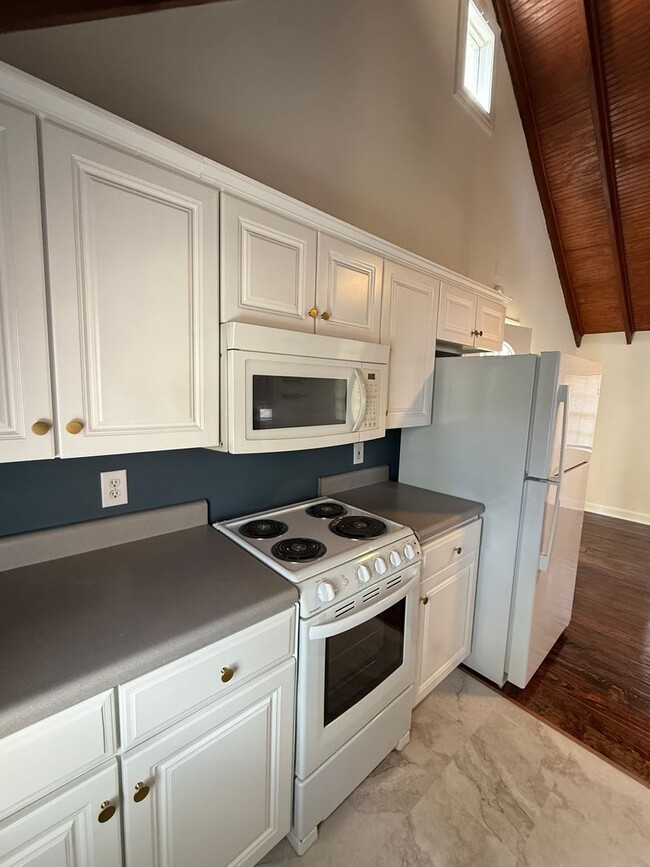 Building Photo - Renovated Move In Ready Apartment Just Min...