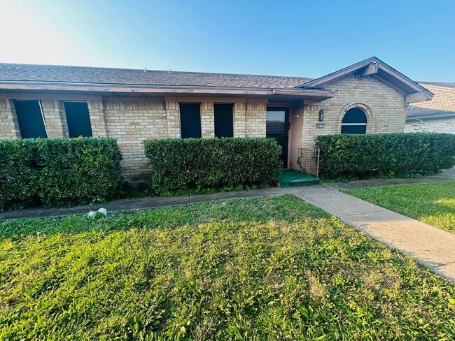 Building Photo - Perfectly Placed Duplex