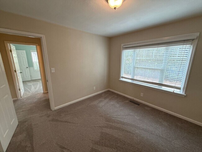 Building Photo - 4627 Thorman Ave NE