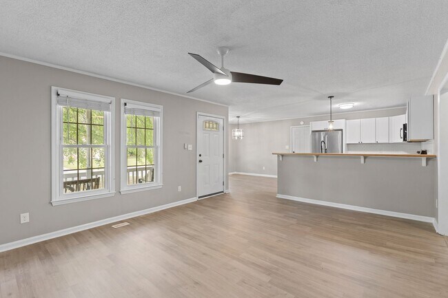 Building Photo - Cottage Charm Near Piney Green