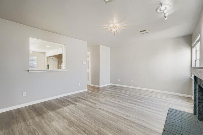 Building Photo - 1827 River Crossing Cir
