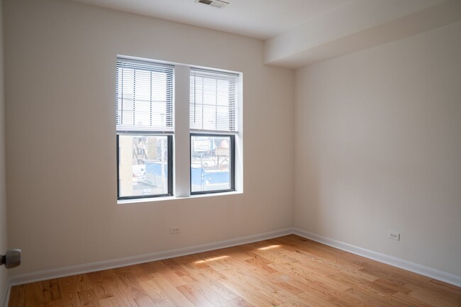 Building Photo - 2504 W Catalpa Ave