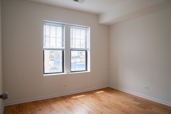 Building Photo - North Lincoln Square - 2 Bed / 1 Bath - In Unit Laundry