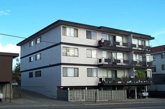 Building Photo - Urban Convenience with Neighborhood Charm!