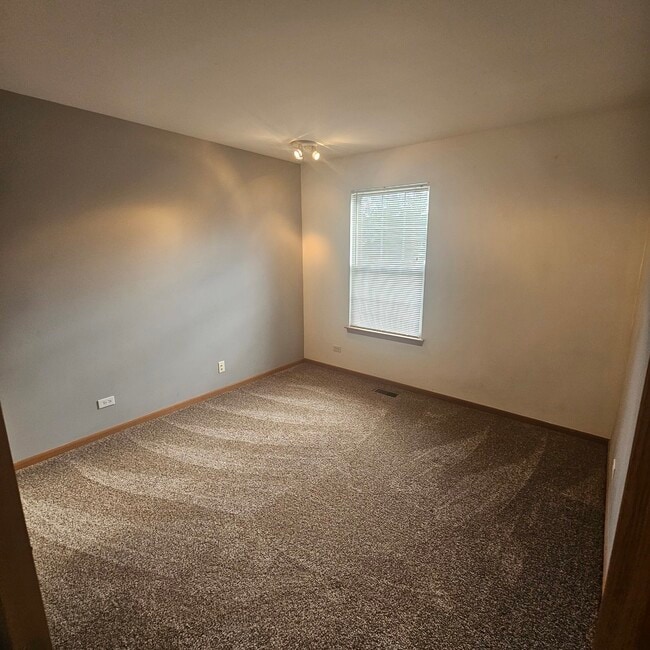 Building Photo - 1105 Village Center Pkwy