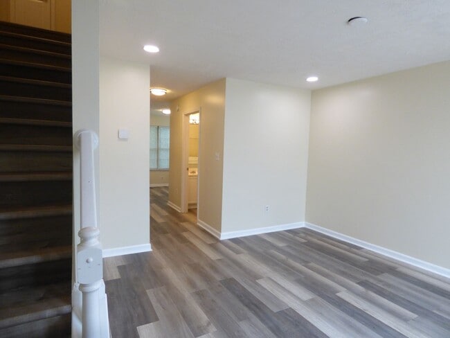 Building Photo - Beautiful Townhouse! All Electric, Washer/...