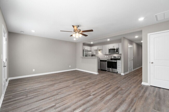 Building Photo - Two Bedroom with Garage on Exit 11!