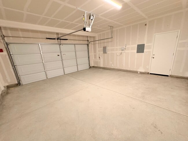 Building Photo - 2 WEEKS FREE RENT November Special - Beaut...