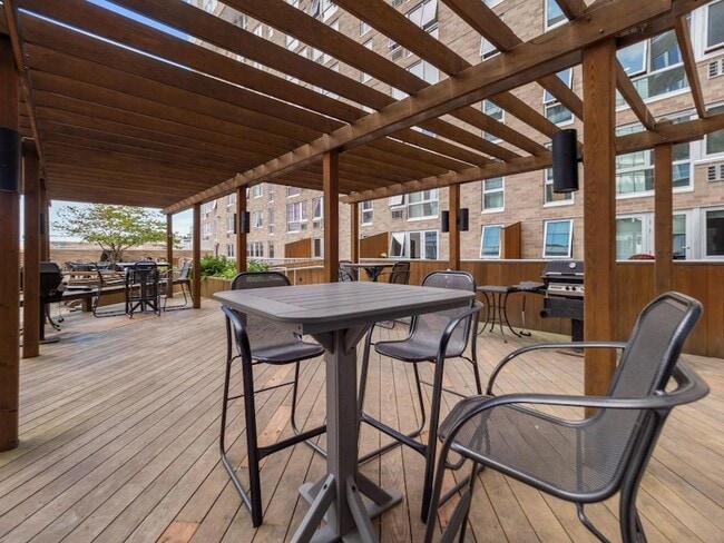 Building Photo - 433 S 7th St