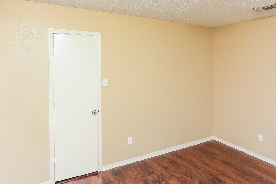 Building Photo - 7325 Meadows Dr N
