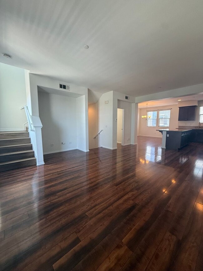 Building Photo - 2 Bedroom, 2.5 Bath Tri-level townhouse in Signal Hill