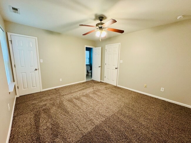 Building Photo - Move-in ready!