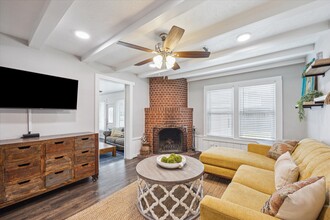 Building Photo - 711 S Tesch St