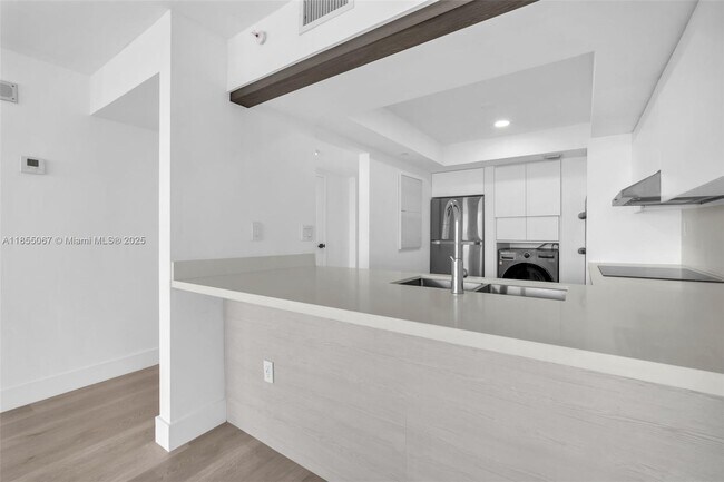 Building Photo - 555 NE 15th St