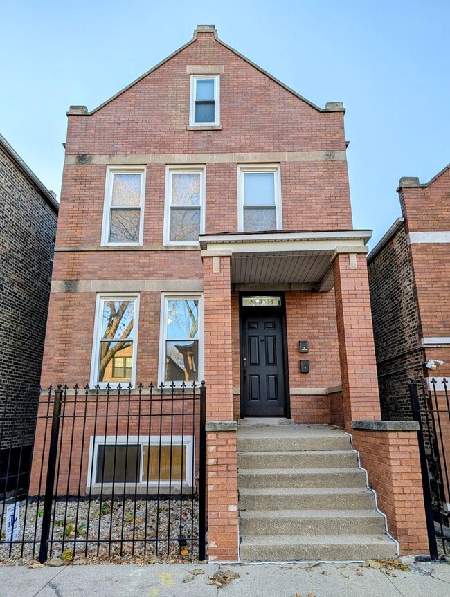 Building Photo - 3334 S May St