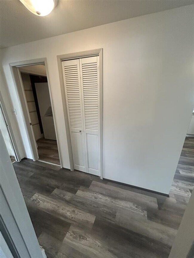 Building Photo - 209 E 3rd St