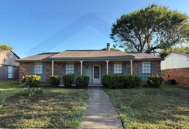 Primary Photo - AVAILABLE NOW!!! Charming and spacious 3 bedrooms and 2 full bathrooms house in Dallas