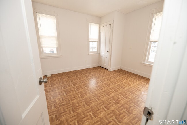 Building Photo - 473 Howard Ave