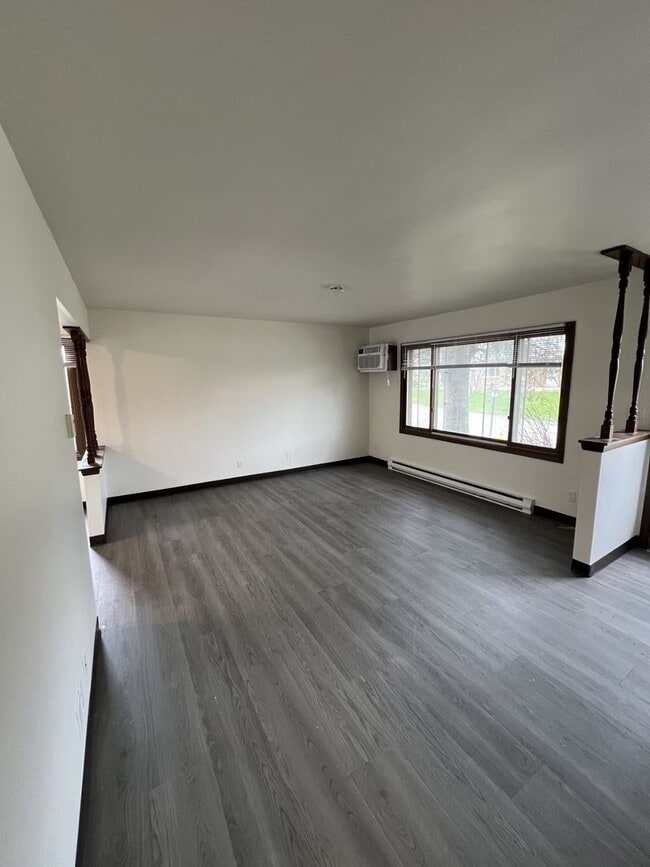 Building Photo - New Listing!
