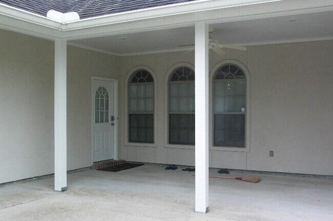Building Photo - Spacious home in Woodlawn Estates