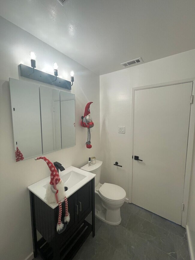 Building Photo - AVAILABLE NOW! 3 BEDROOM/2 BATH IN FAIRFIELD