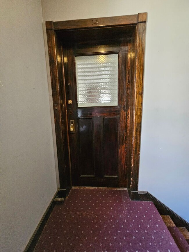 Building Photo - Cap Hill Beautiful 2 Bed Charming and Light Filled condo in the Blenheim