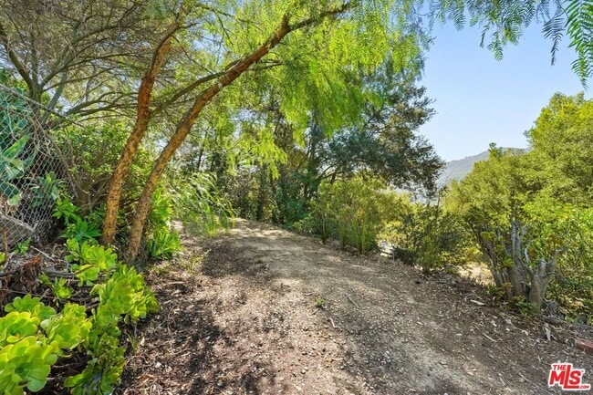 Building Photo - 21277 Entrada Rd