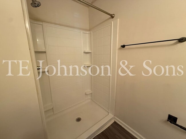 Building Photo - Lovely 2 Bedroom Condo Off Hwy 150