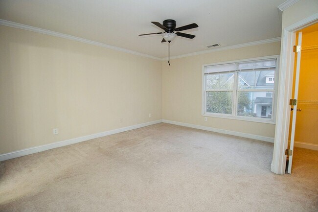 Building Photo - 223 Forest Green Dr