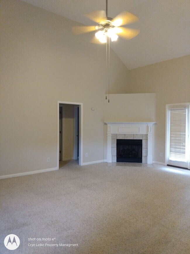 Building Photo - Lovely 3 bedroom home with bonus in a grea...