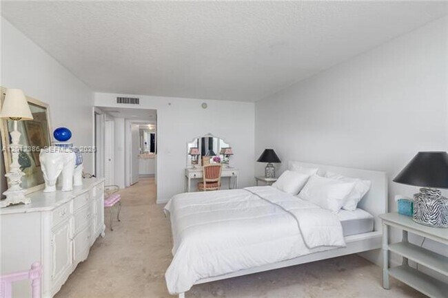 Building Photo - 6917 Collins Ave