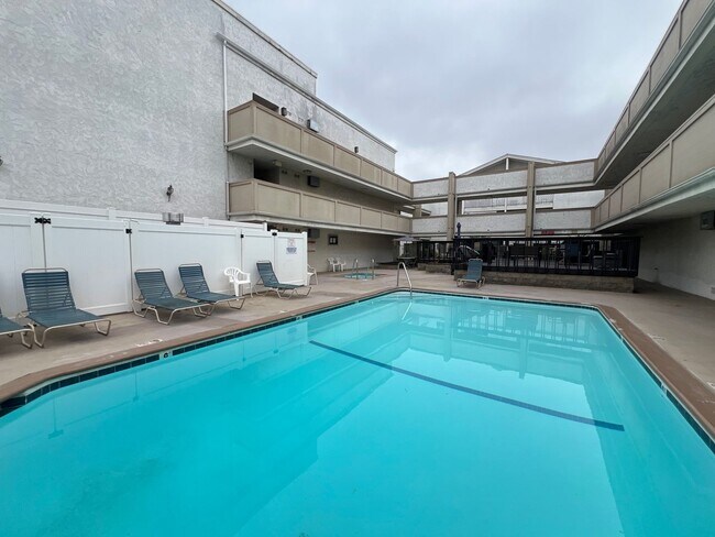 Building Photo - Spacious 1 Bedroom + Loft Condo in the Lindenwood Building – Bixby Knolls