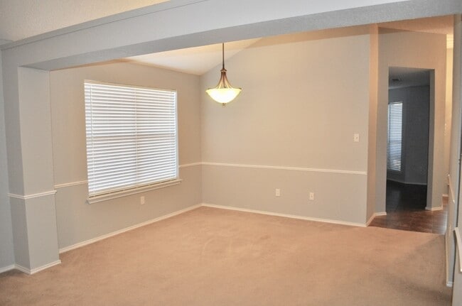 Building Photo - 229 Lancelot Dr