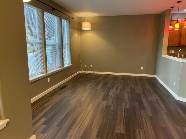 Building Photo - Custom Townhome in Camas School District! Stainless Steel Appliances and A/C!