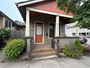 Building Photo - Gorgeous Cottage in Oregon City~ Hardwood Floors~ Private Back Area~ Washer/Dryer~ A/C