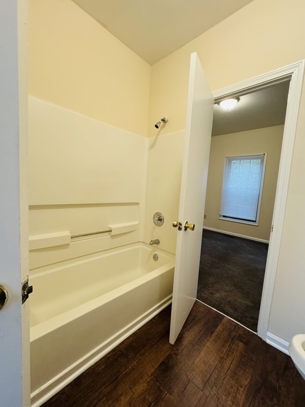 Building Photo - 1323 E 10th St