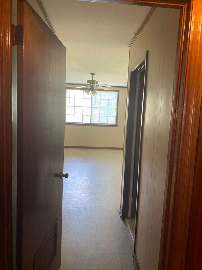 Building Photo - 866 W Lakeview Dr
