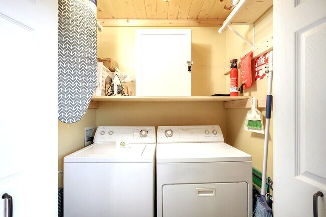 Building Photo - 4000 Gulf Terrace Dr