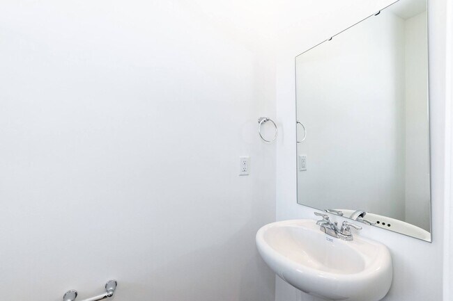 Building Photo - Brand New Townhome!