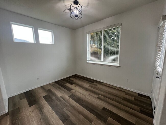 Building Photo - 3-Bed, 2.5-Bath Home Near Columbia Center ...