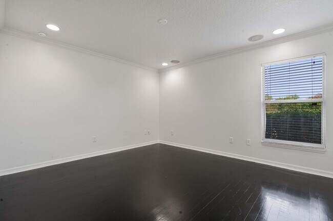 Building Photo - Lovely spacious 3bd/2bath townhouse with screen patio!