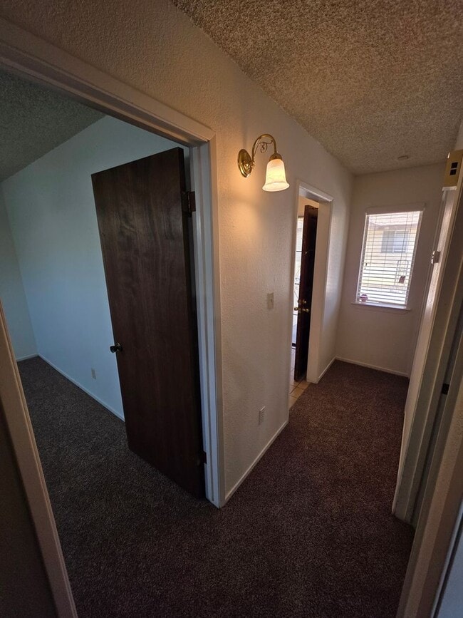 Building Photo - 2 bedroom 1 bath in SE Visalia